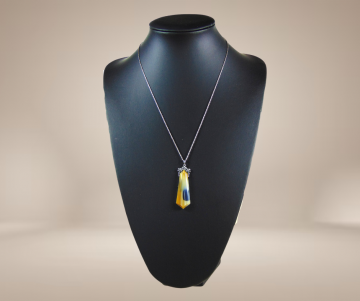 Lange geelgroen blauwe edelsteen punt hanger beige achtergrond 5