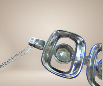 Lange grote modernistisch zilver 3 grote bergkristallen hanger ps beige achtergrond  1