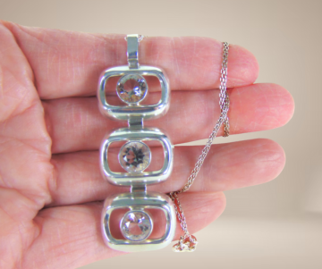 Lange grote modernistisch zilver 3 grote bergkristallen hanger ps beige achtergrond  2