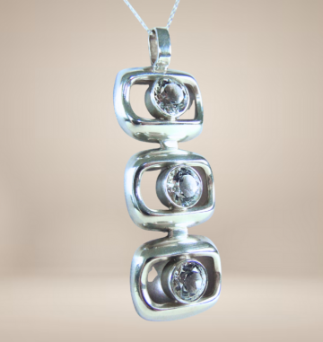 Lange grote modernistisch zilver 3 grote bergkristallen hanger ps beige achtergrond  4