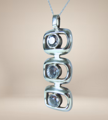 Lange grote modernistisch zilver 3 grote bergkristallen hanger ps beige achtergrond  6