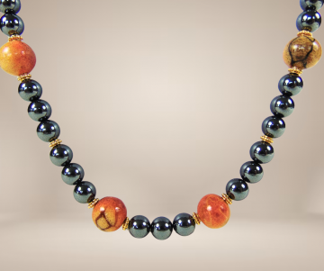 Lange hematiet ketting beige achtergrond 1
