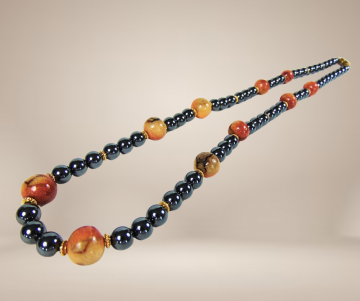 Lange hematiet ketting beige achtergrond 2