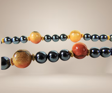 Lange hematiet ketting beige achtergrond 3
