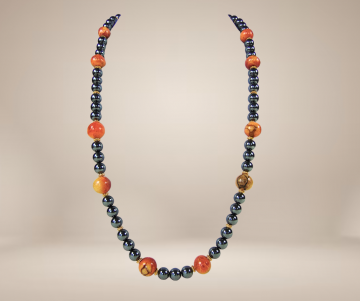 Lange hematiet ketting beige achtergrond