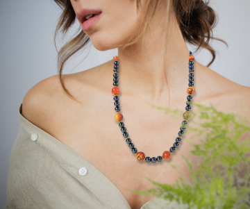 Lange hematiet ketting op dame