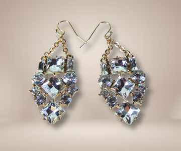 Lange high end goudkleur strass oorbellen classy beige achtergrond