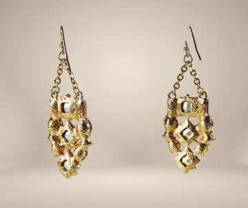 Lange high end goudkleur strass oorbellen classy beige achtergrond 1