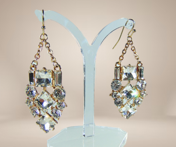 Lange high end goudkleur strass oorbellen classy beige achtergrond 2