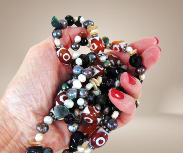 Lange kleurige dzi glas en parels ketting beige achtergrond 1