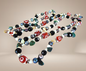 Lange kleurige dzi glas en parels ketting beige achtergrond 2