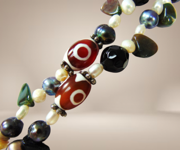 Lange kleurige dzi glas en parels ketting beige achtergrond 3