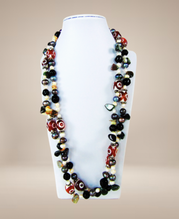 Lange kleurige dzi glas en parels ketting beige achtergrond 4