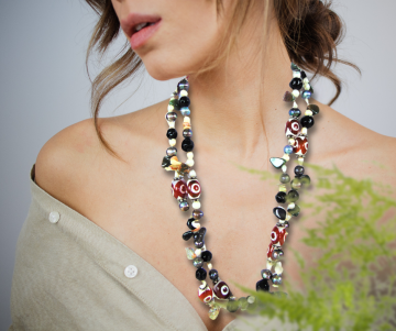 Lange kleurige dzi glas en parels ketting op dame