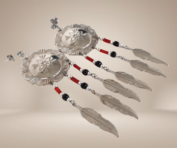 Lange native american stijl ronde oorbellen met veren beige achtergrond