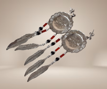 Lange native american stijl ronde oorbellen met veren beige achtergrond 1