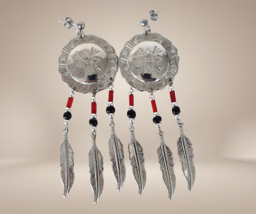 Lange native american stijl ronde oorbellen met veren beige achtergrond 2
