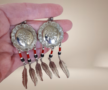 Lange native american stijl ronde oorbellen met veren beige achtergrond 3