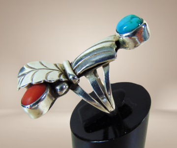 Lange navajo zilver ring 2 koralen turquoise beige achtergrond 1