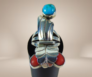 Lange navajo zilver ring 2 koralen turquoise beige achtergrond 2