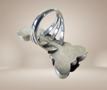 Lange navajo zilver ring 2 koralen turquoise beige achtergrond 3