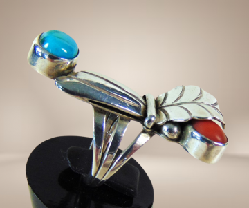 Lange navajo zilver ring 2 koralen turquoise beige achtergrond 4