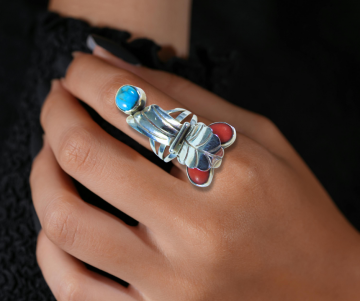 Lange navajo zilver ring 2 koralen turquoise op hand