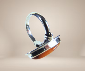 Lange ovale amber zilver vintage ring beige achtergrond