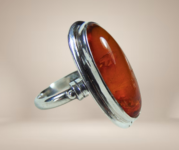 Lange ovale amber zilver vintage ring beige achtergrond  1