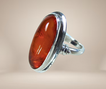 Lange ovale amber zilver vintage ring beige achtergrond  2