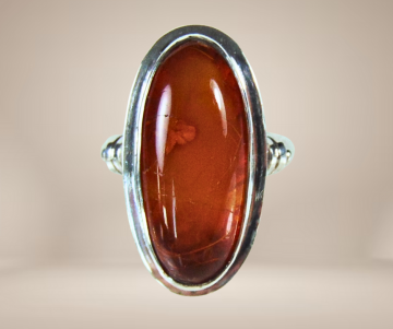 Lange ovale amber zilver vintage ring beige achtergrond  3