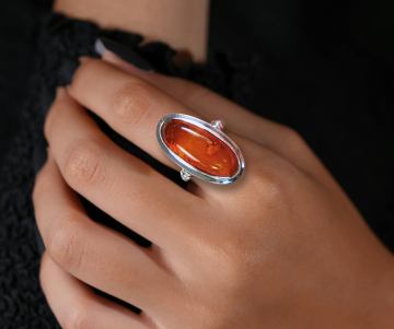 Lange ovale amber zilver vintage ring op hand