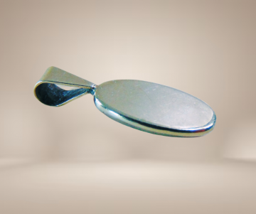 Lange ovale zilveren hanger tijgeroog beige achtergrond