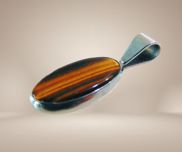 Lange ovale zilveren hanger tijgeroog beige achtergrond 2