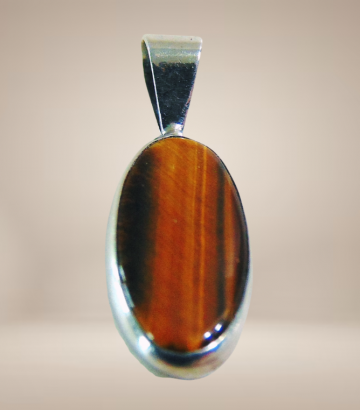 Lange ovale zilveren hanger tijgeroog beige achtergrond 4