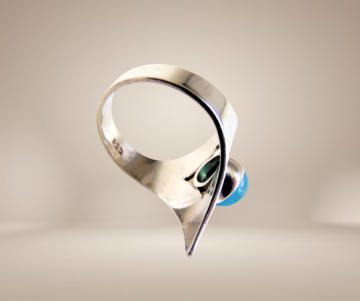 Lange puntige topaas ring beige achtergrond beige achtergrond 1