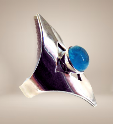 Lange puntige topaas ring beige achtergrond