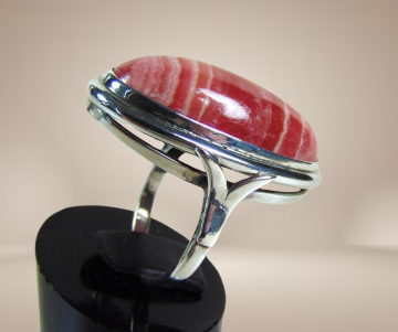 Lange roze rhodochrosiet  zilveren ring beige achtergrond 2