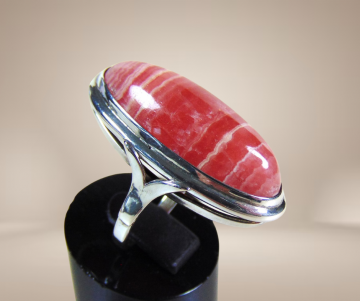 Lange roze rhodochrosiet  zilveren ring beige achtergrond 3