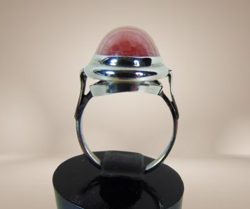 Lange roze rhodochrosiet  zilveren ring beige achtergrond 4