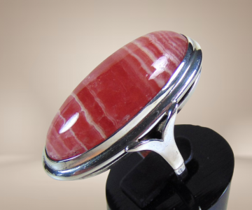 Lange roze rhodochrosiet  zilveren ring beige achtergrond 5