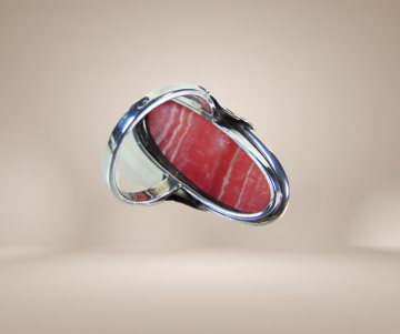 Lange roze rhodochrosiet  zilveren ring beige achtergrond 6