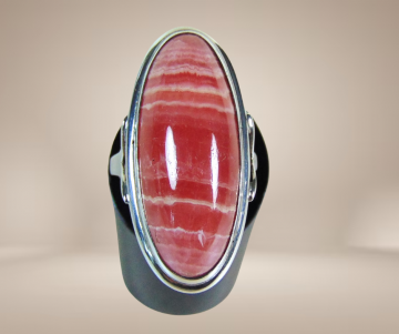 Lange roze rhodochrosiet  zilveren ring beige achtergrond 7