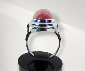 Lange roze rhodochrosiet  zilveren ring beige achtergrond pr 10