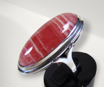 Lange roze rhodochrosiet  zilveren ring beige achtergrond pr 11