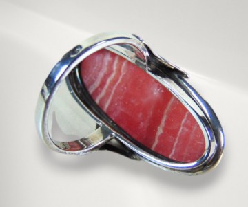 Lange roze rhodochrosiet  zilveren ring beige achtergrond pr 12