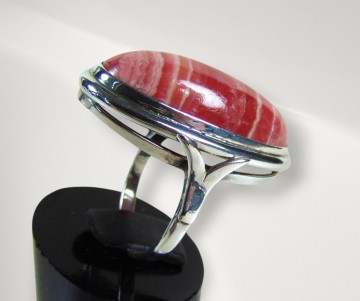 Lange roze rhodochrosiet  zilveren ring beige achtergrond pr 8