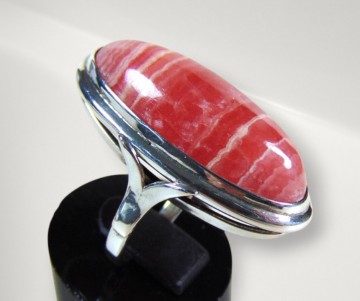 Lange roze rhodochrosiet  zilveren ring beige achtergrond pr 9