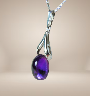 Lange zilver art deco amethist druppel hanger ketting beige achtergrond