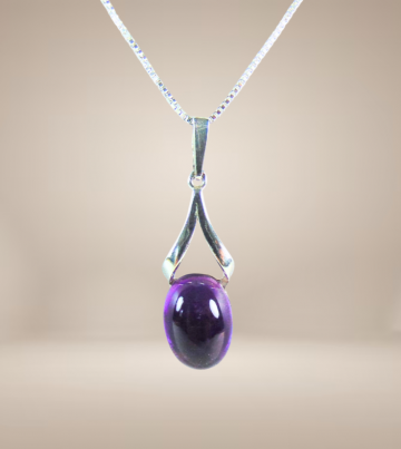 Lange zilver art deco amethist druppel hanger ketting beige achtergrond 2